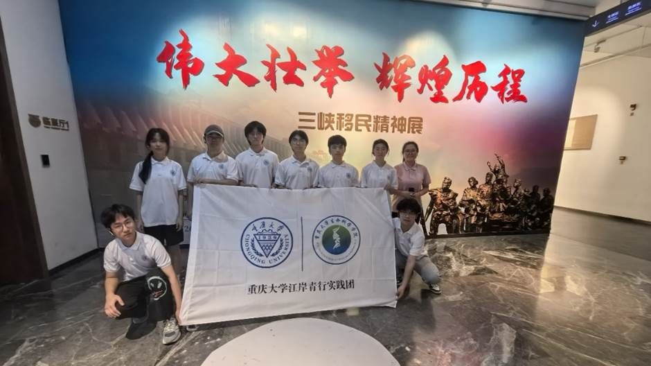 一群人站在涂鸦墙前AI 生成的内容可能不正确。 一群人站在涂鸦墙前AI 生成的内容可能不正确。